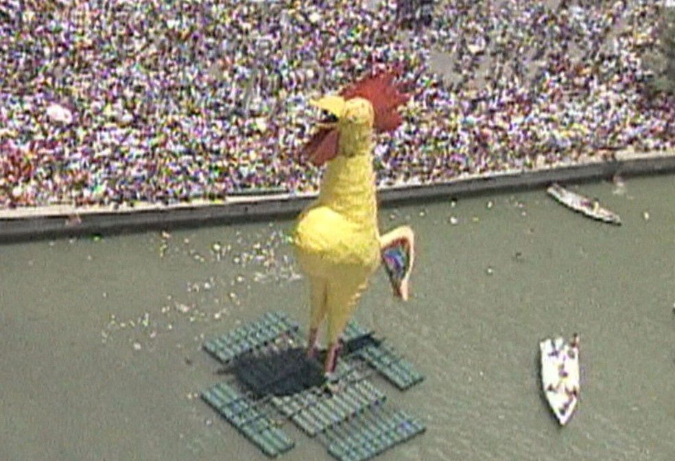 Primeiro Galo Gigante do carnaval do Recife, erguido em 1995 — Foto: Acervo/TV Globo
