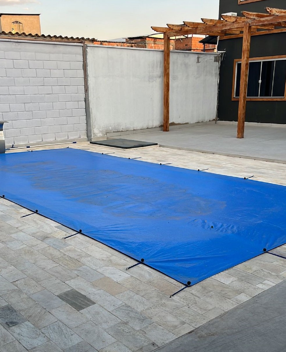 Lona foi colocada em piscina após acidente em São João del Rei  — Foto: Arquivo Pessoal