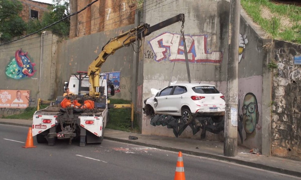 Carro que caiu de viaduto foi removido de encosta com ajuda de guincho — Foto: Reprodução/TV Bahia