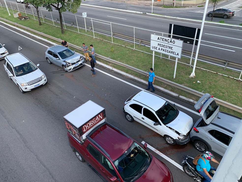 Carros envolvidos em engavetamento na BR-101, em Natal — Foto: Gustavo Brendo/Inter TV Cabugi