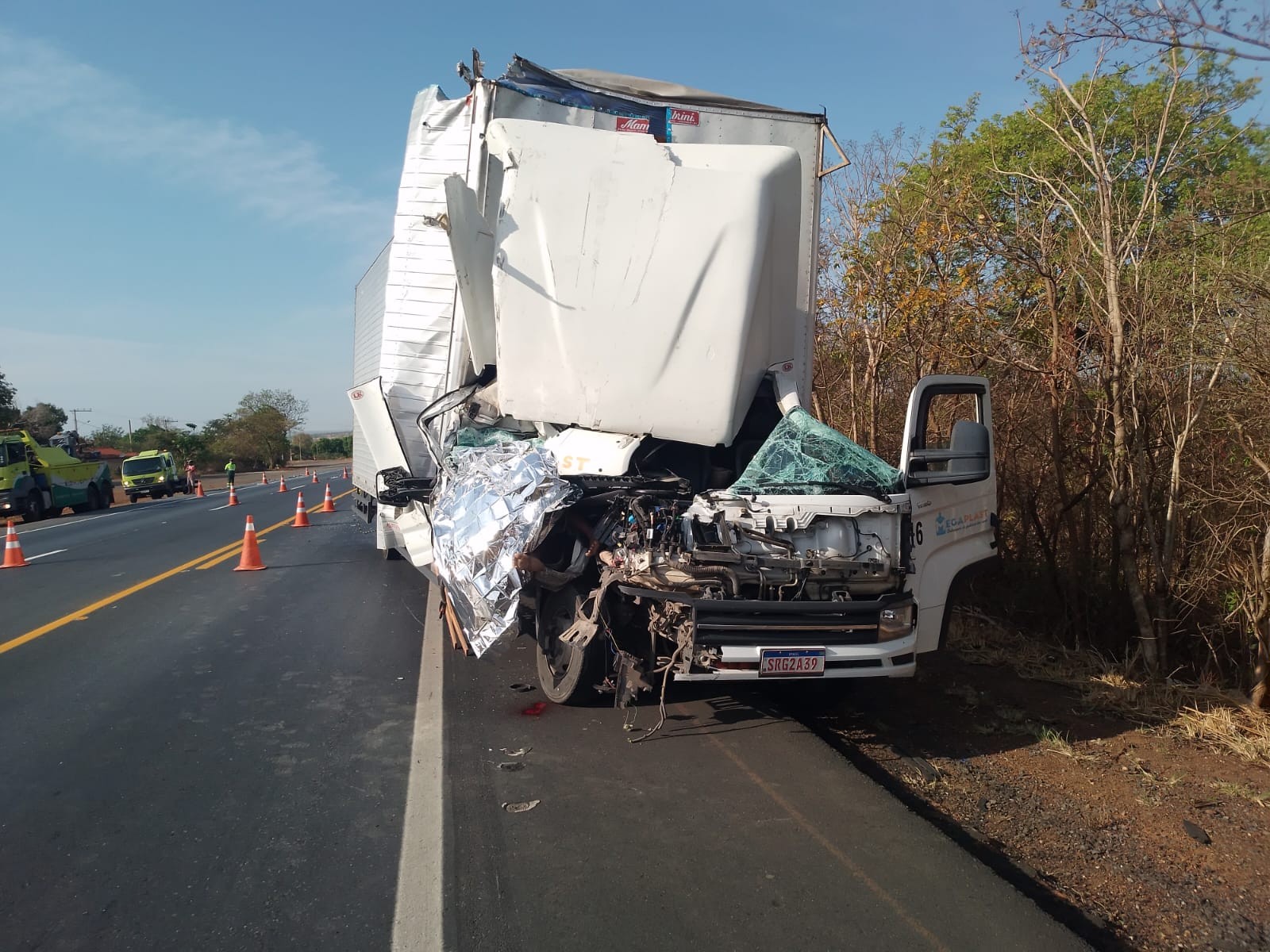 Homem morre depois de caminhão bater na traseira de carreta na BR-135, em Bocaiuva