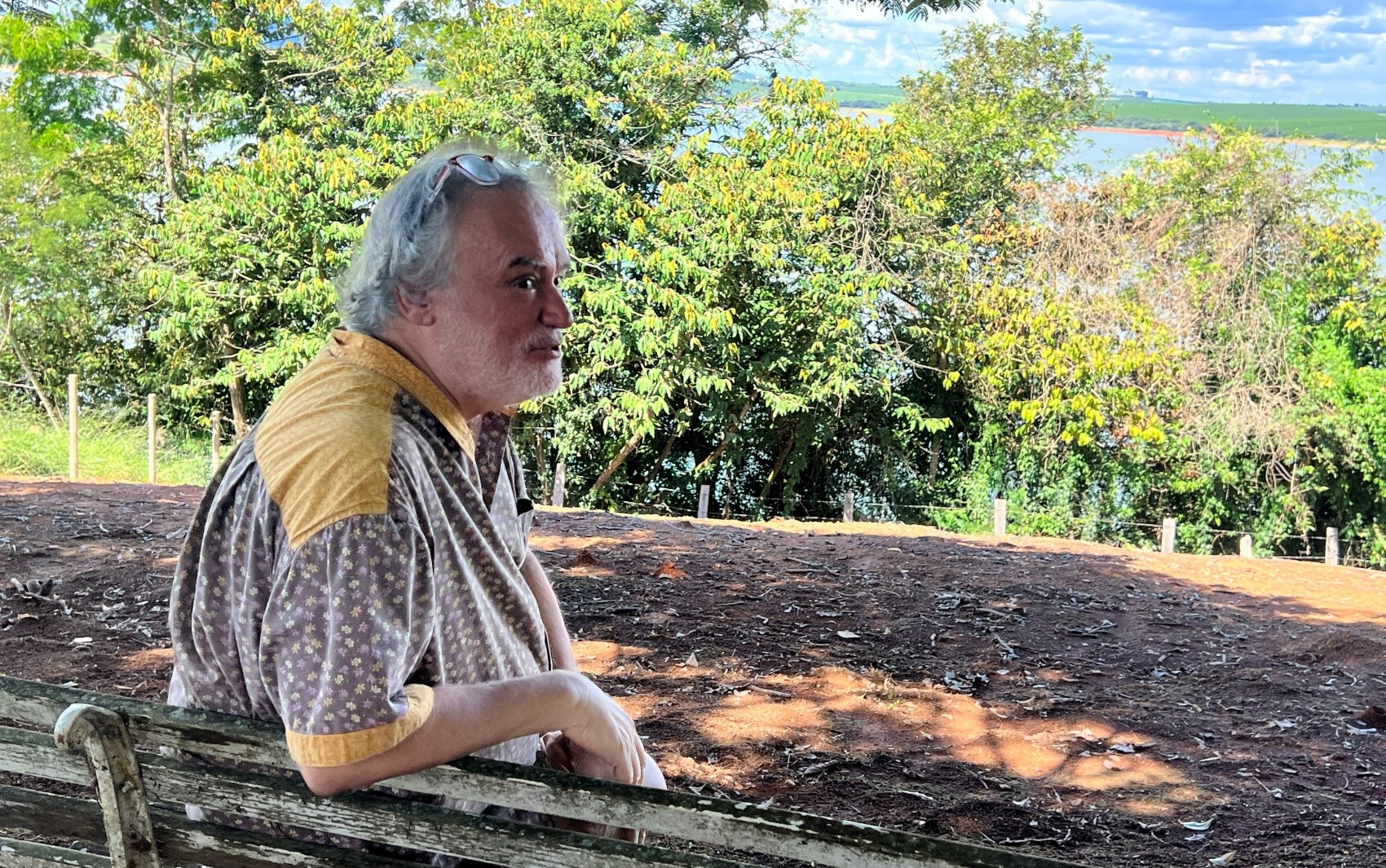 Diretor Gabriel Villela transforma casa histórica às margens de Furnas em refúgio criativo do teatro brasileiro: 'A vida dói menos aqui'