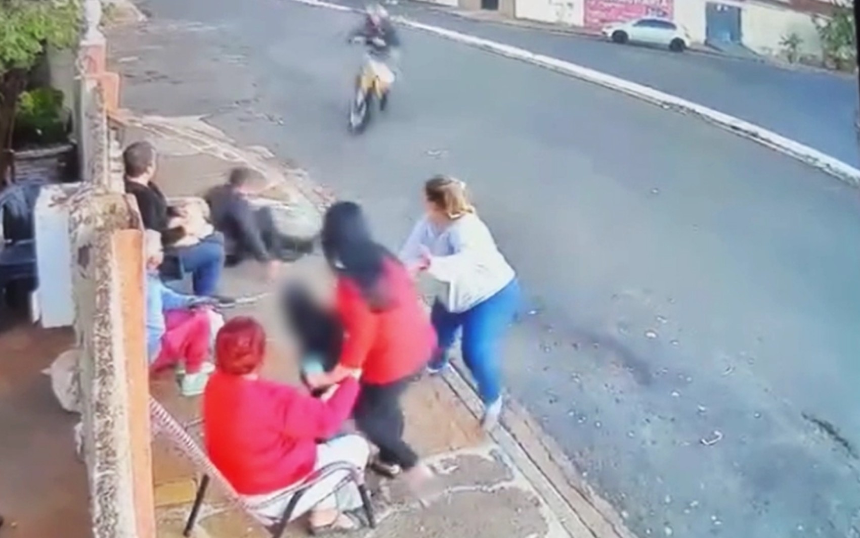 Moto desgovernada quase atinge em cheio família em calçada de Bebedouro, SP; VÍDEO