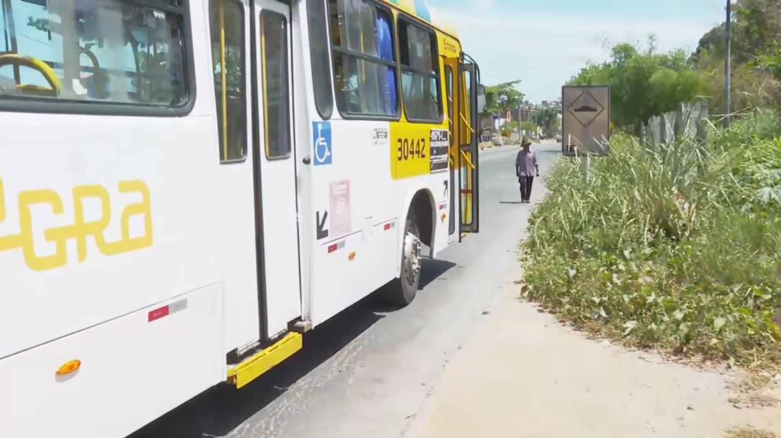 Homem é baleado por passageiro armado ao tentar assaltar ônibus com arma falsa em Salvador