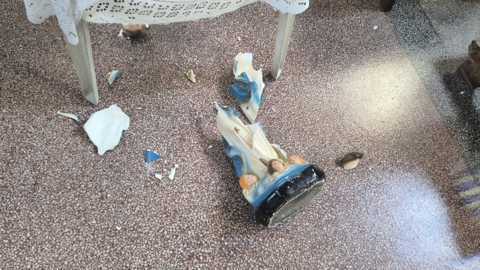 Mulher destrói imagem de Nossa Senhora e agride sacristão dentro de igreja; vídeo mostra depredação 