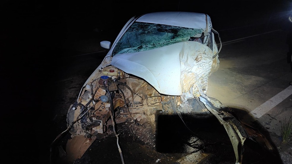 Motorista do carro ficou preso às ferragens e morreu no local — Foto: PMRv/Divulgação