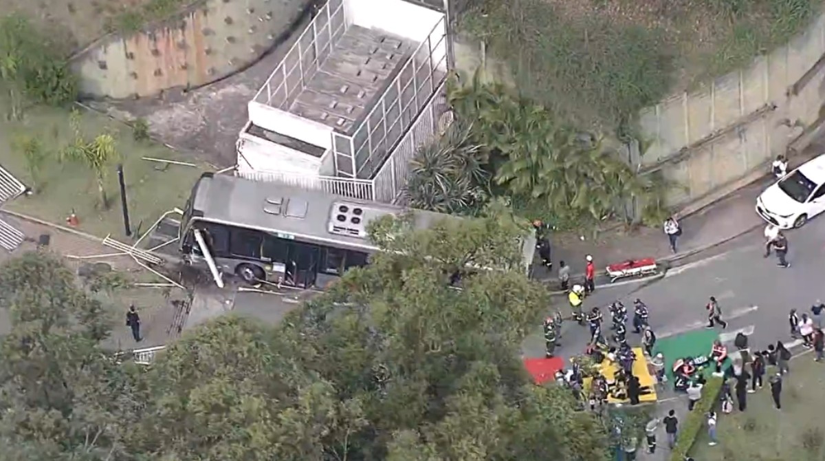 Acidente entre ônibus, carros e moto deixa feridos perto da Rodovia Raposo Tavares