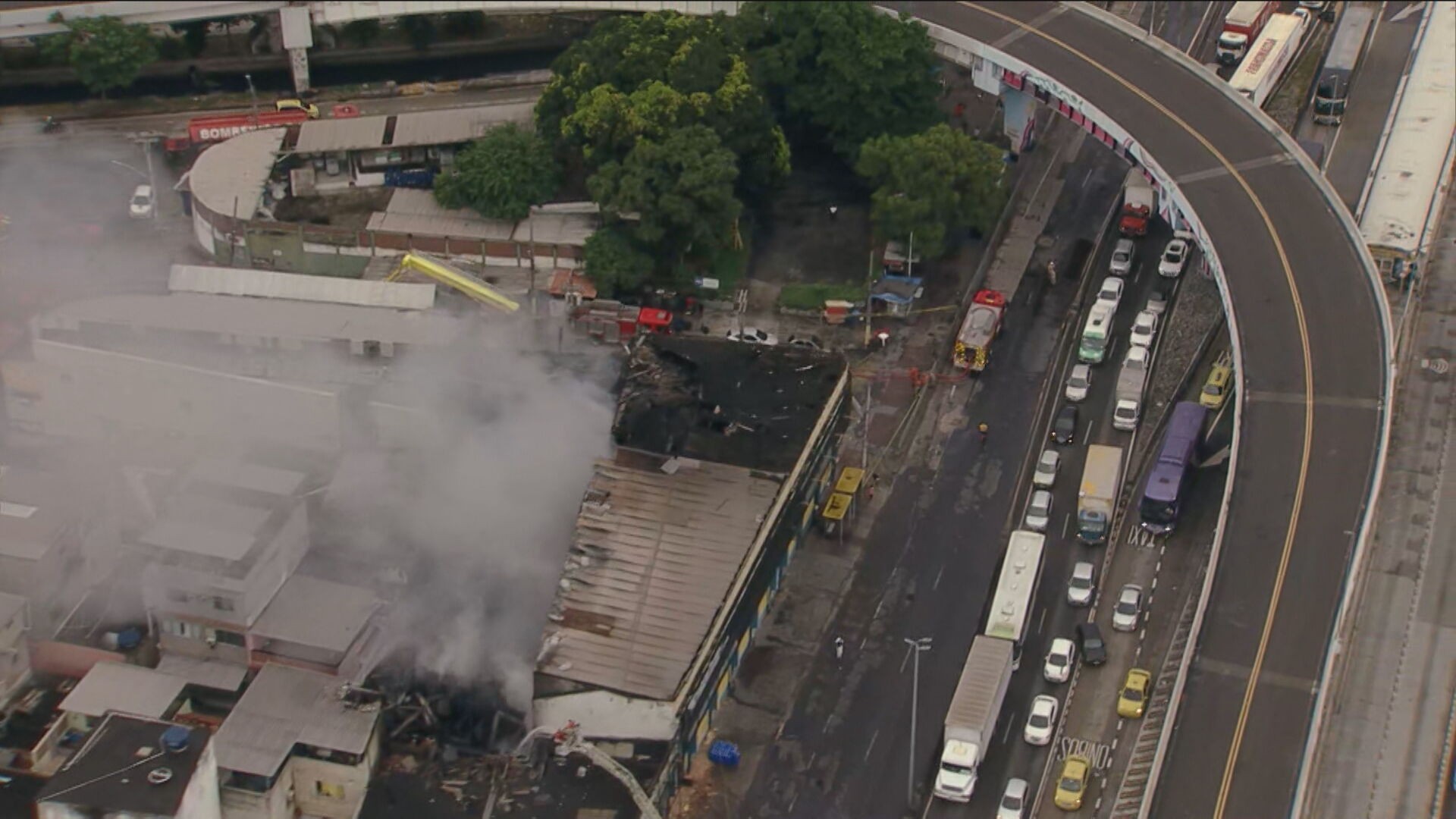 Bombeiros passam a madrugada combatendo incêndio em Ramos; fogo já passa de 24 horas