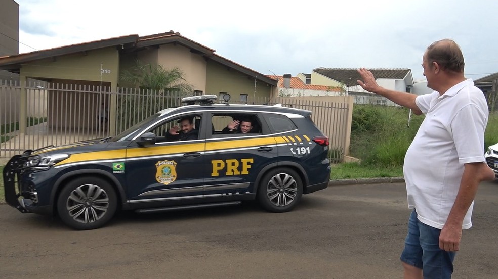 Wilson se reencontrou com os policiais que o salvaram uma semana antes — Foto: RPC