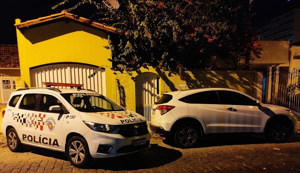 Carro roubado é recuperado pela PM em Lorena, SP, após ser flagrado por câmeras de monitoramento — Foto: PM/Divulgação