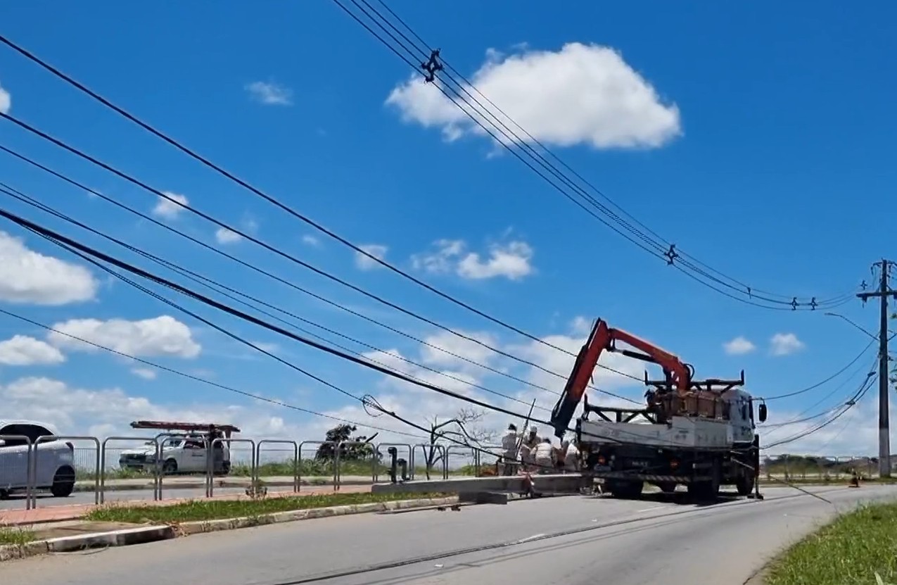 Motorista perde o controle e bate carro em poste em Bragança Paulista, SP