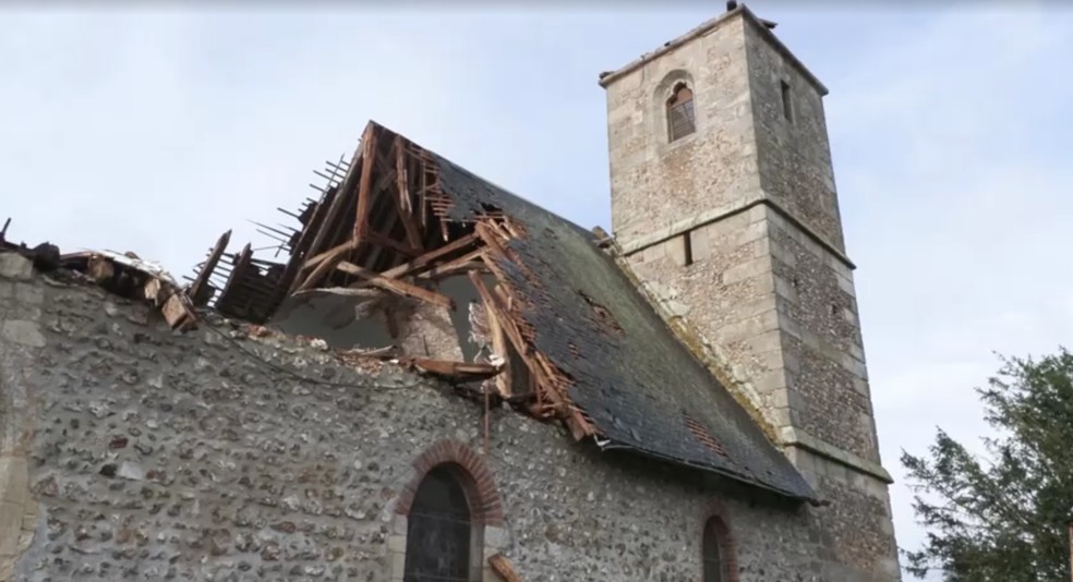 Teto de igreja do século XI na França desaba após tempestade em 25 de junho de 2025. — Foto: BFMTV via Reuters