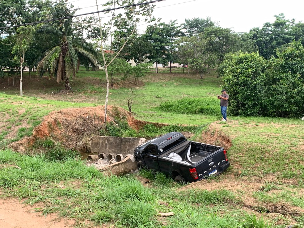 Caminhonete foi abandonada após acidente — Foto: Lucas Thadeu/ Rede Amazônica Acre