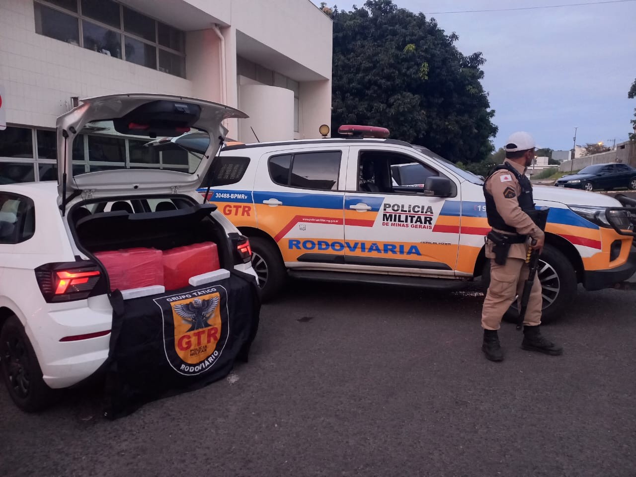 Casal é preso com 150kg de maconha em porta-malas de carro na MGC-452