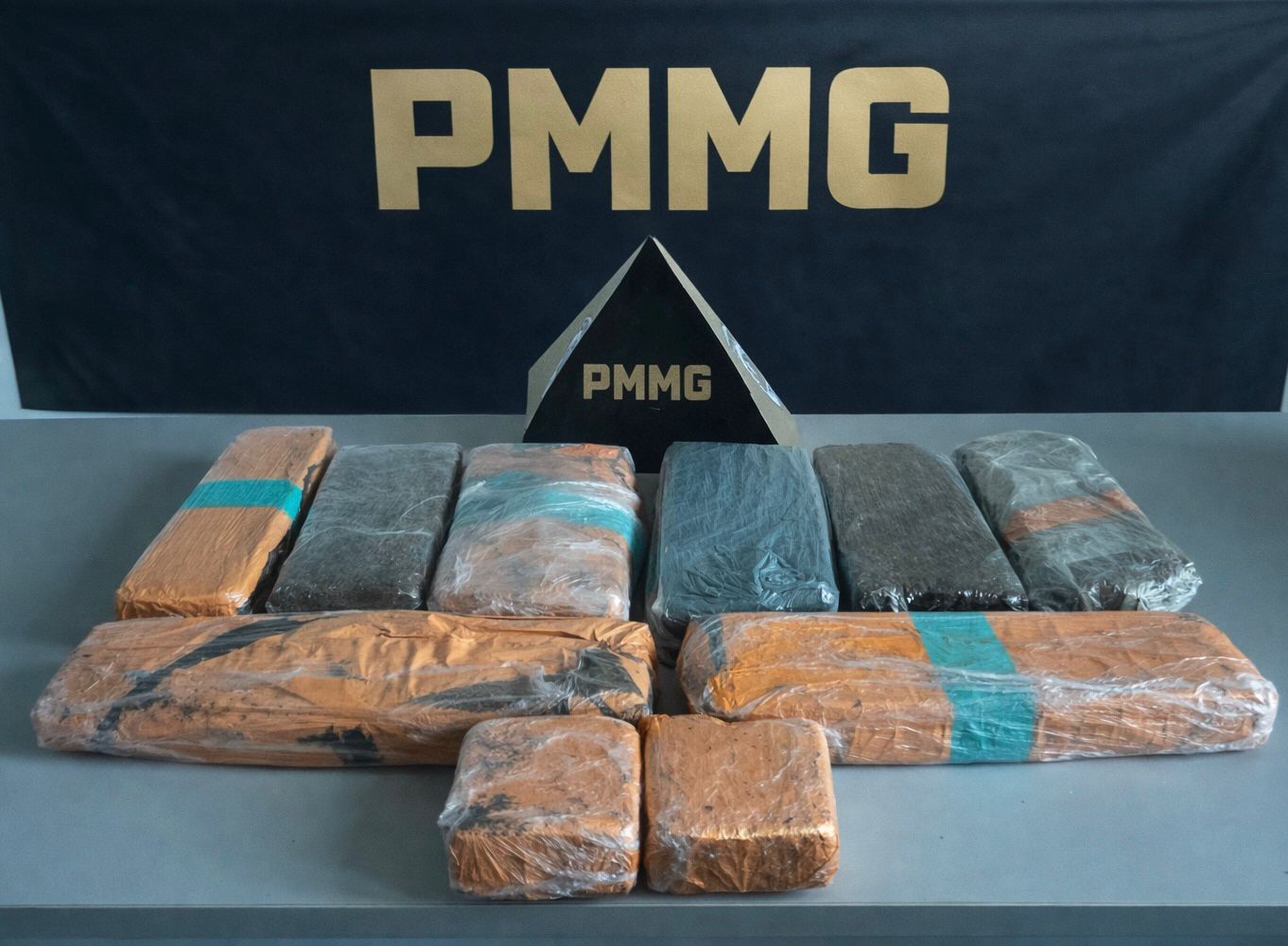 Mulher é presa transportando barras de maconha em carro de aplicativo no Leste de MG