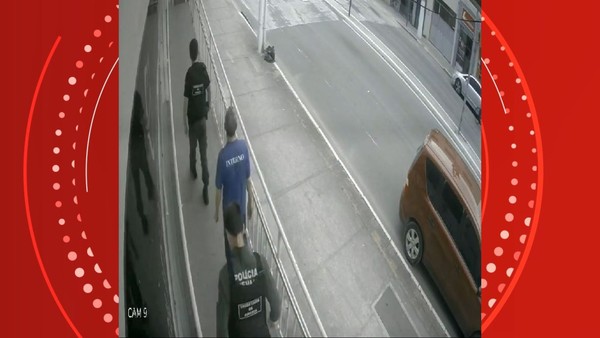 Detento é visto saindo de viatura sem algemas e com dois policiais penais para almoçar em restaurante na Serra, Espírito Santo — Foto: Reprodução