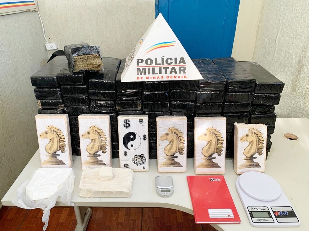 Polícia Militar apreende 70 quilos de maconha e outros sete de cocaína escondidos dentro de sofá em Lavras — Foto: Polícia Militar