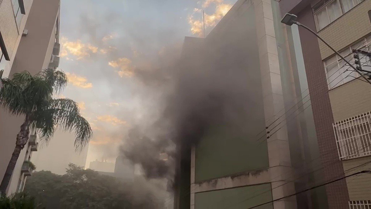 Prédio ao lado de imóvel que pegou fogo em BH é esvaziado; bombeiros recomendam que moradores não passem noite no local