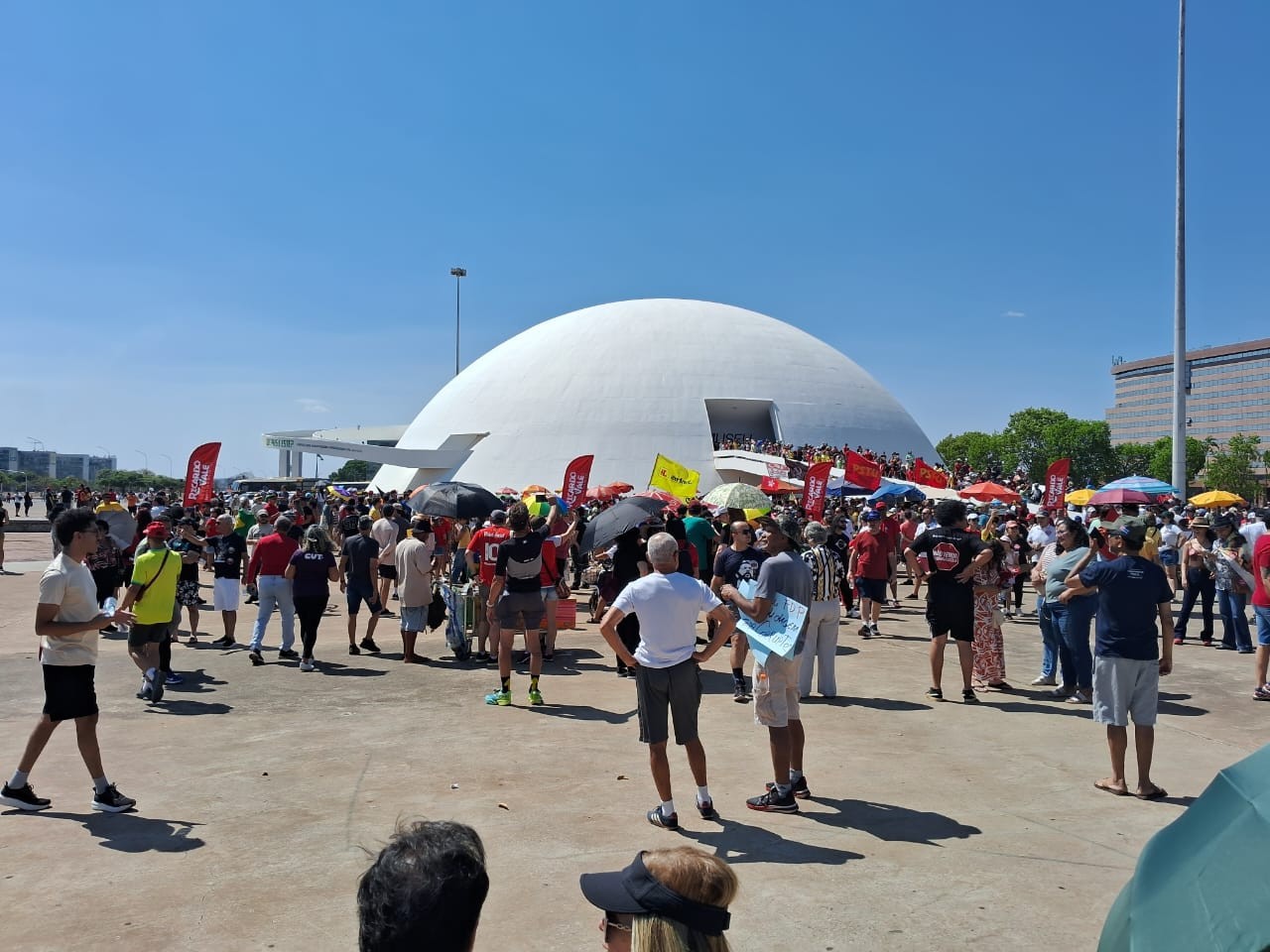 Manifestantes realizam ato contra PEC da Blindagem e PL da Anistia em Brasília 