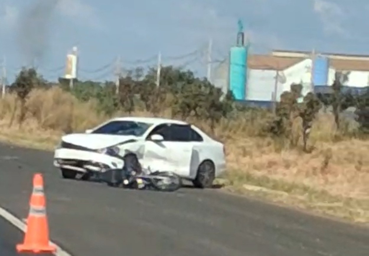 Garupa morre em acidente entre motocicleta e dois carros na BR-452, em Uberlândia; VÍDEO
