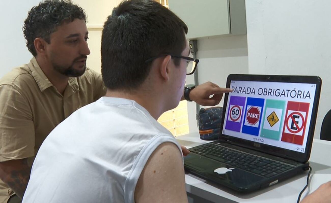 Professor elabora projeto para dar autonomia a aluno com Síndrome de Down autista no interior de SP