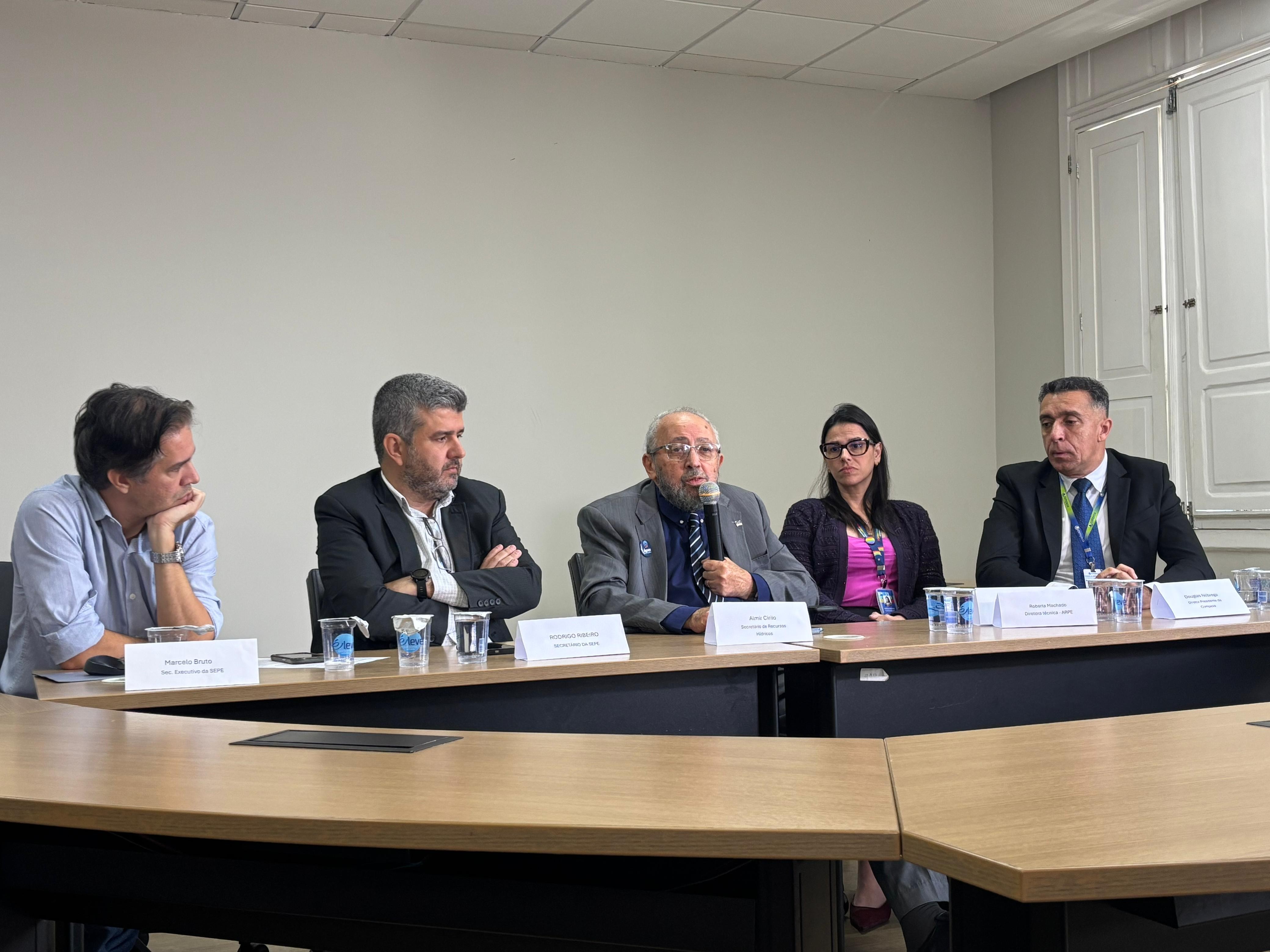 Governo de Pernambuco marca leilão para concessão parcial da Compesa; servidores fazem protesto