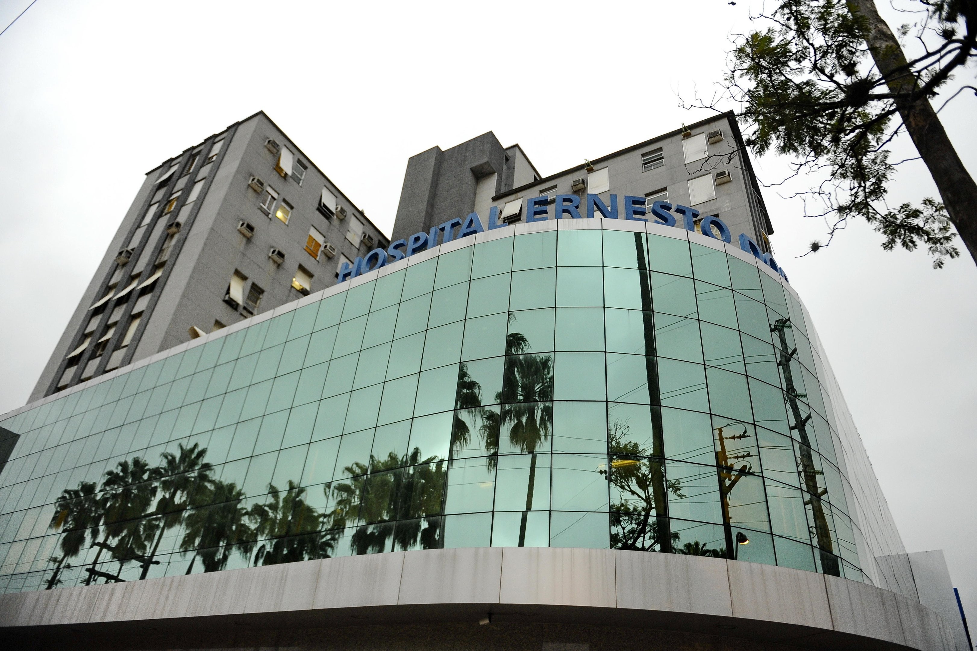 Técnicos de enfermagem são presos por suspeita de crime sexual contra paciente de hospital em Porto Alegre