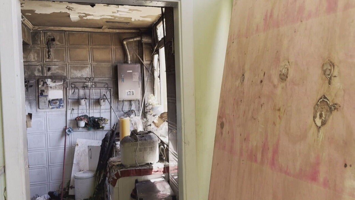 Imagens mostram como ficou apartamento de coronel que guardava arsenal de armas em casa após incêndio