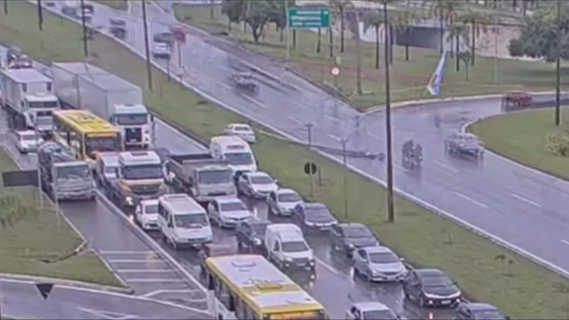 VÍDEO: carro bate em poste, que cai e atinge motociclista de raspão no DF