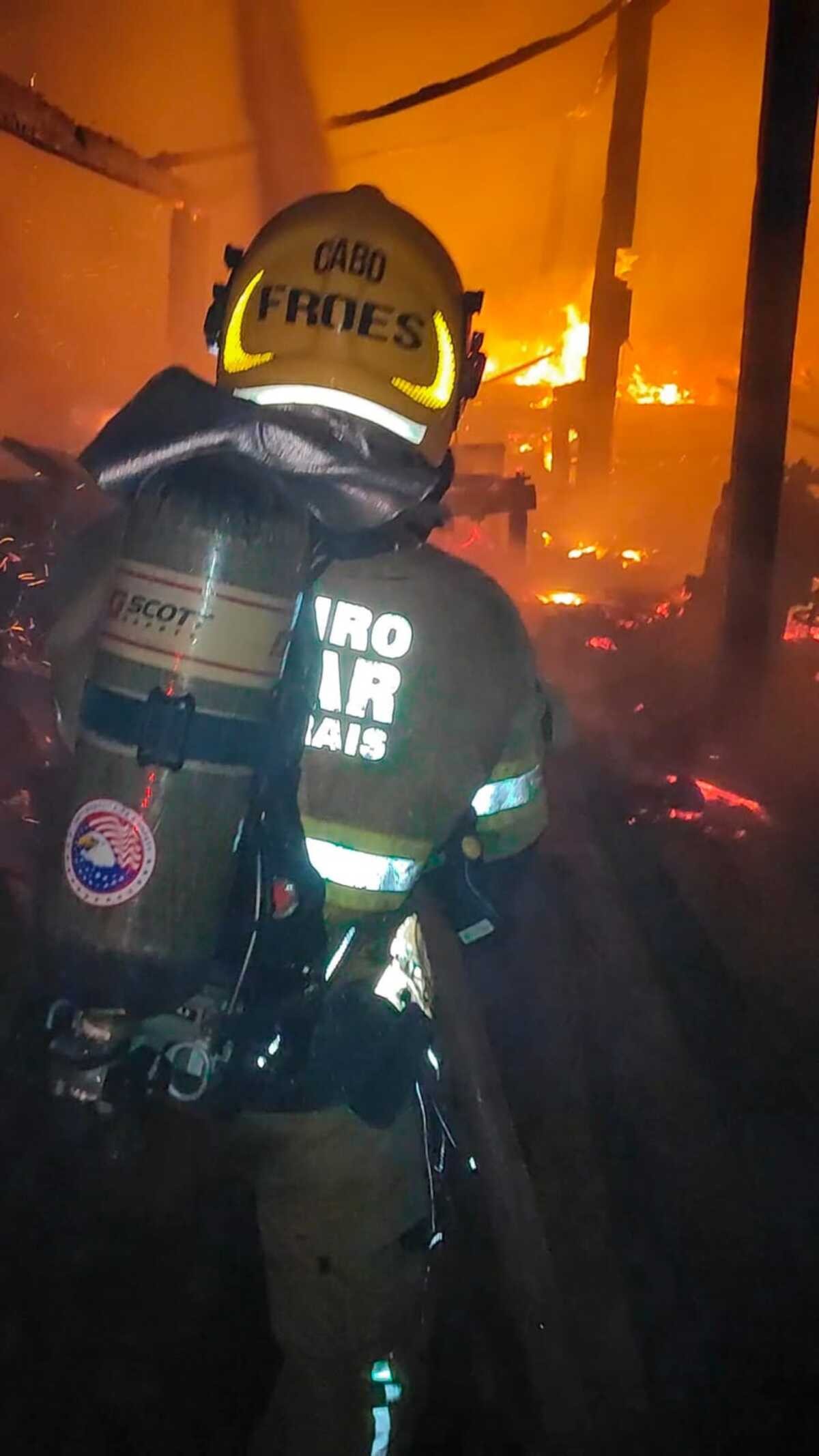 Incêndio de grandes proporções atinge marcenaria e se espalha para casa vizinha em Januária; VÍDEO