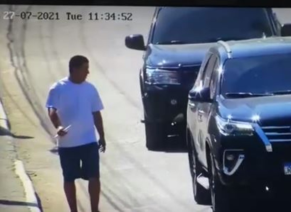Momento em que o traficante Wilton Carlos Rabello Quintanilha, o Abelha, deixa o presídio — Foto: Reprodução