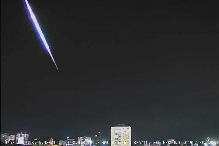 Chuva de meteoros Perseidas deixa rastro luminoso no céu do RS; VÍDEO