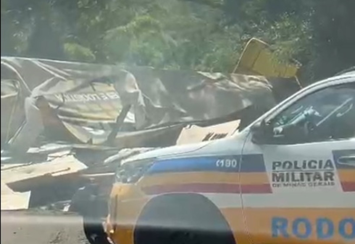Carreta tomba e fecha MG-353, em Coronel Pacheco; VÍDEO