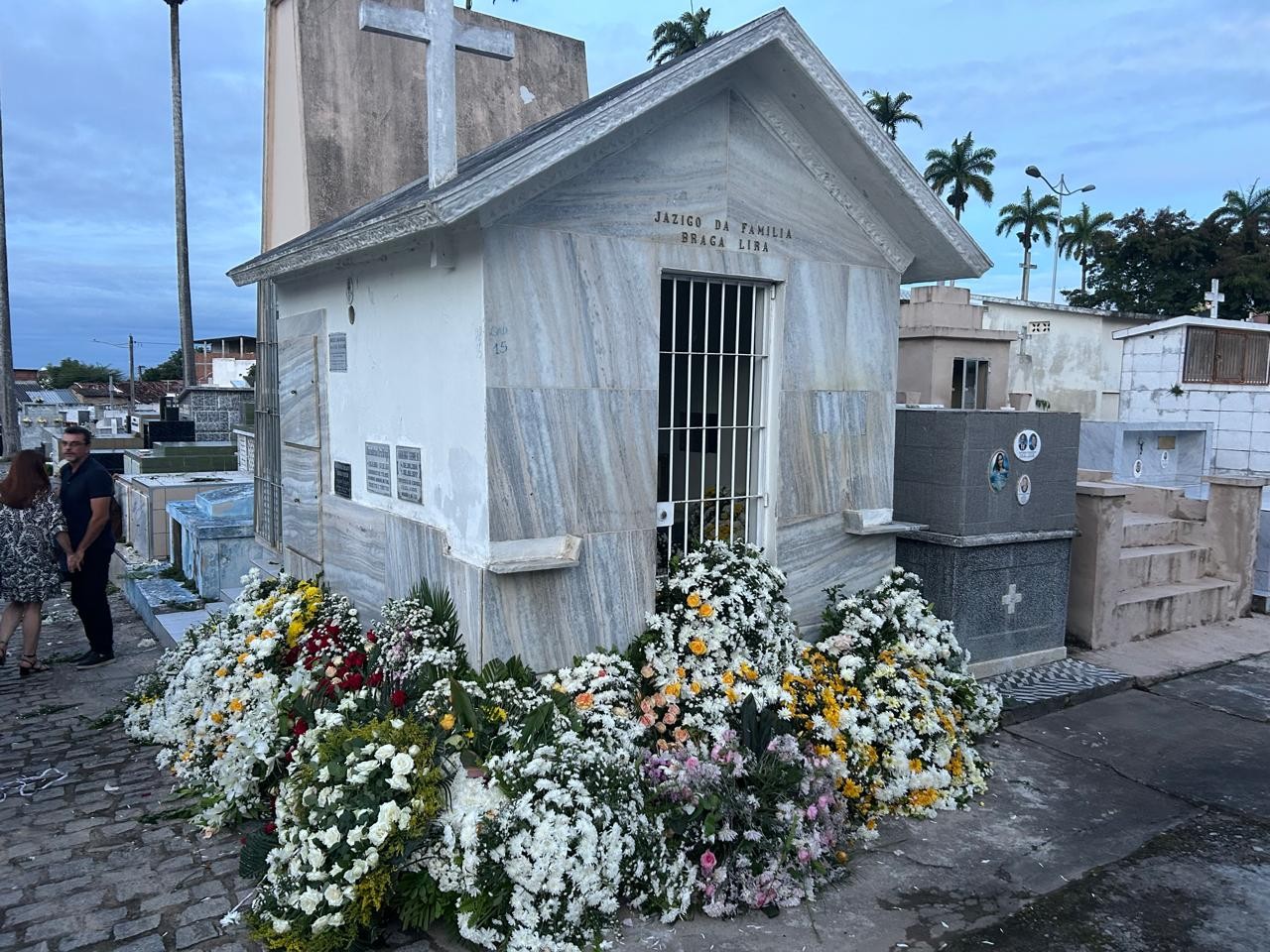 Corpo de Thereza Madalena é sepultado em Campina Grande