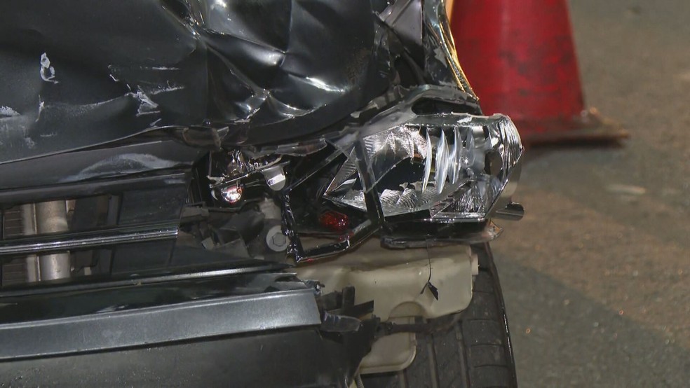 Carro ficou parcialmente destruído — Foto: Reprodução/TV Globo