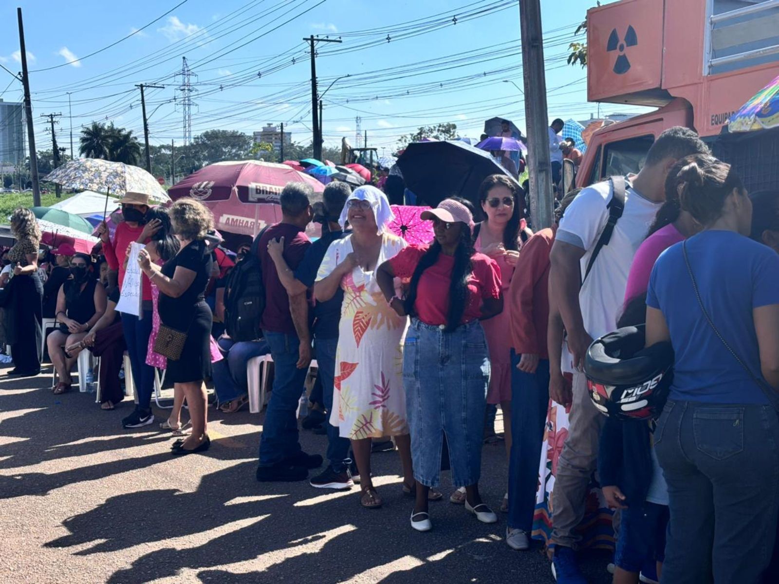 Após Justiça suspender greve, profissionais da Educação de Rio Branco protestam em frente ao TJ