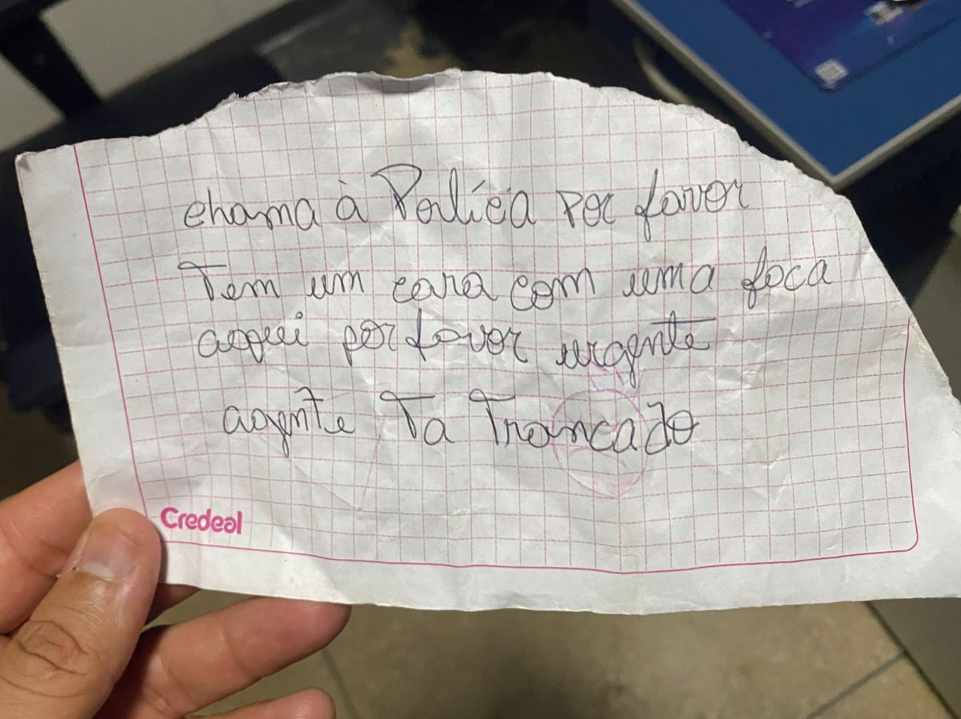 Grávida e filhos são trancados em casa pelo ex e resgatados após bilhete com pedido de socorro: 'chama a polícia'