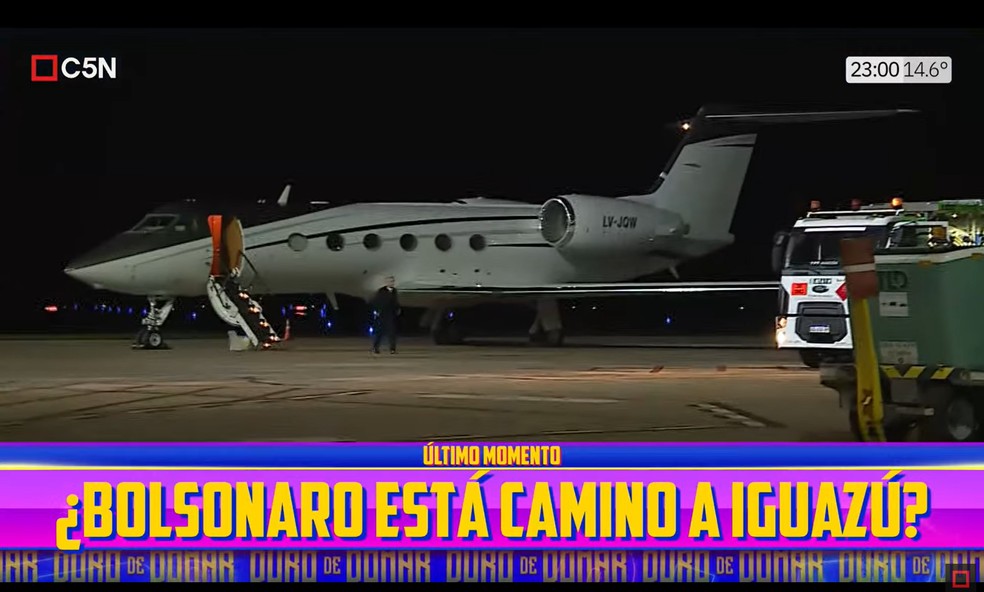 Avi�o supostamente utilizado por Fl�vio Bolsonaro para deixar a Argentina rumo ao Equador � Foto: Reprodu��o/YouTube