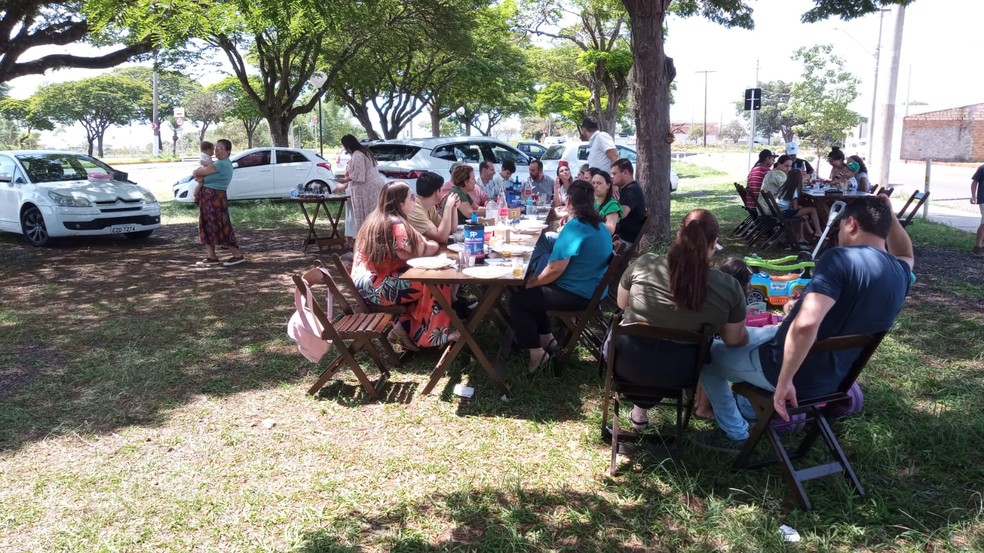 Clientes confraternizando no bar ao lado do Cemitério Municipal, em Garça (SP) — Foto: Arquivo pessoal
