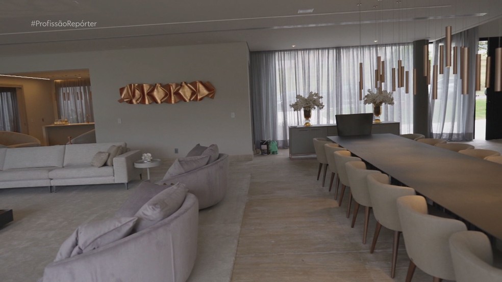 Casa avaliada em R$ 78 milhões é revestida com mármore Navona importado da Itália — Foto: Reprodução/TV Globo