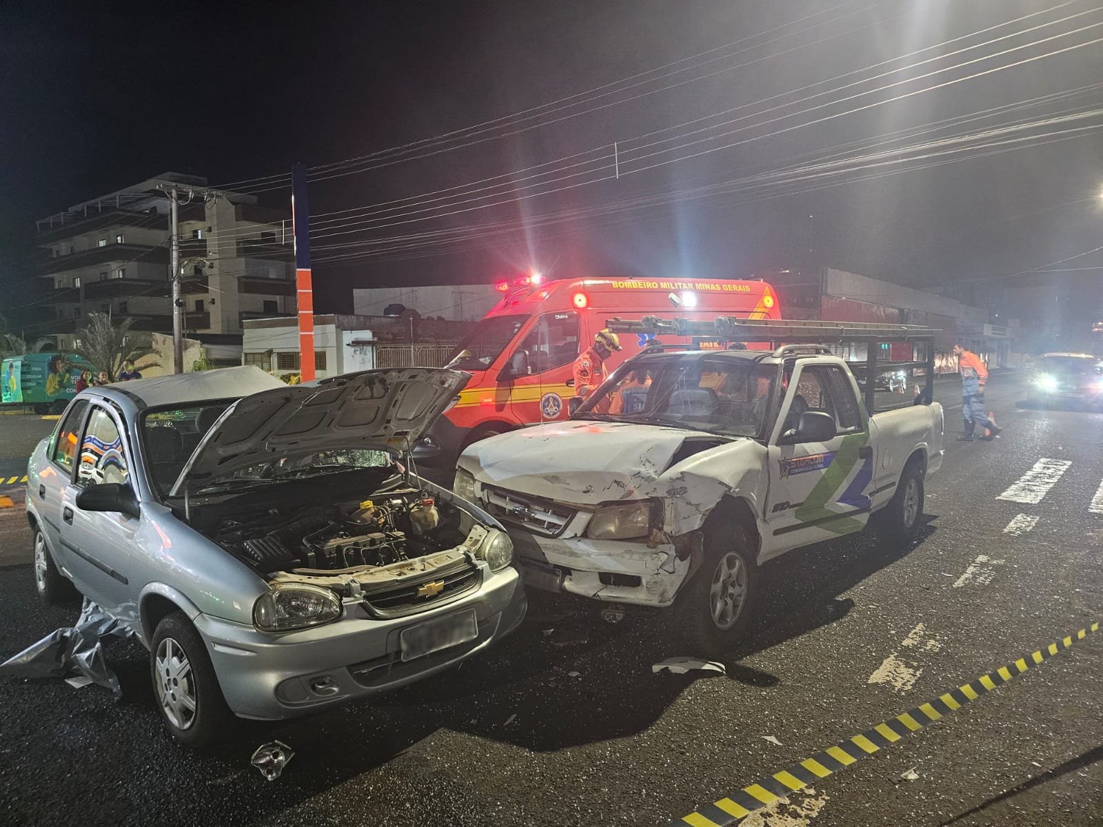 Motorista morre em acidente entre dois carros na Avenida Cesário Alvim, em Uberlândia; vídeo mostra batida