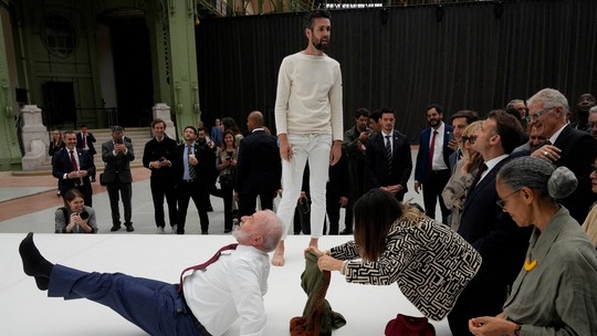 Lula tenta imitar movimento de acrobata ao lado de Macron em Paris; veja IMAGENS 