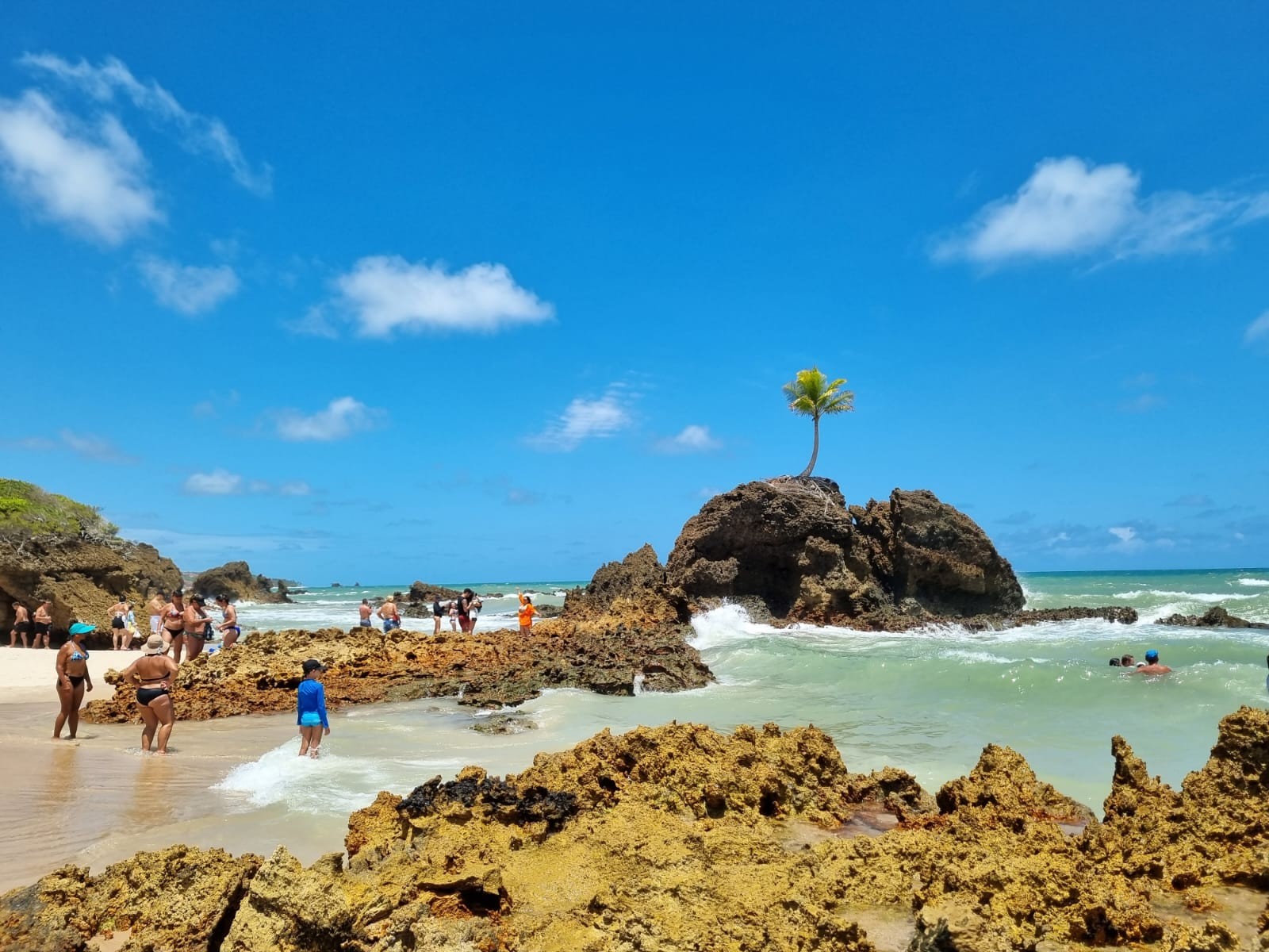 Dois trechos de praia estão impróprios para banho na Paraíba