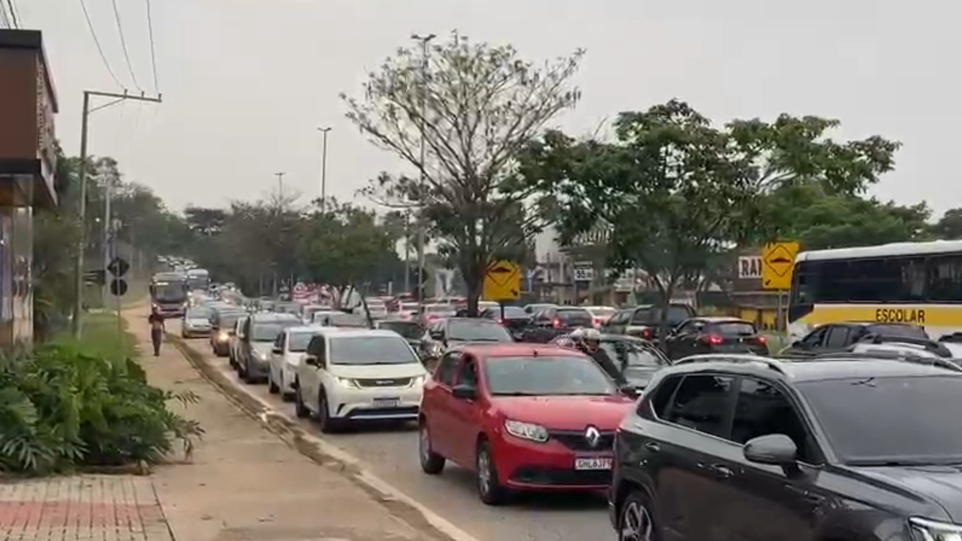 Vazamento em adutora faz asfalto afundar e causa congestionamento na Avenida Dom Aguirre em Sorocaba