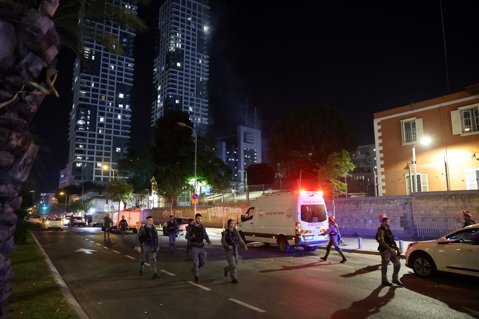 Militares de Israel e socorristas chegam à prédio atingido em Tel-Aviv por míssil do Irã — Foto: Jack GUEZ / AFP