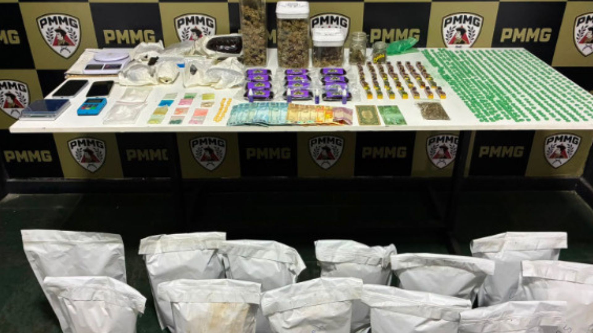 Óleos, sementes e flor de maconha: traficante é preso com variedade de drogas no bairro Daniel Fonseca