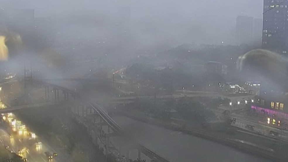 A região da Ponte Estaiada, na Marginal Pinheiros, Zona Sul de São Paulo, amanheceu com forte chuva no dia 29 de outubro de 2025 — Foto: TV Globo/Reprodução