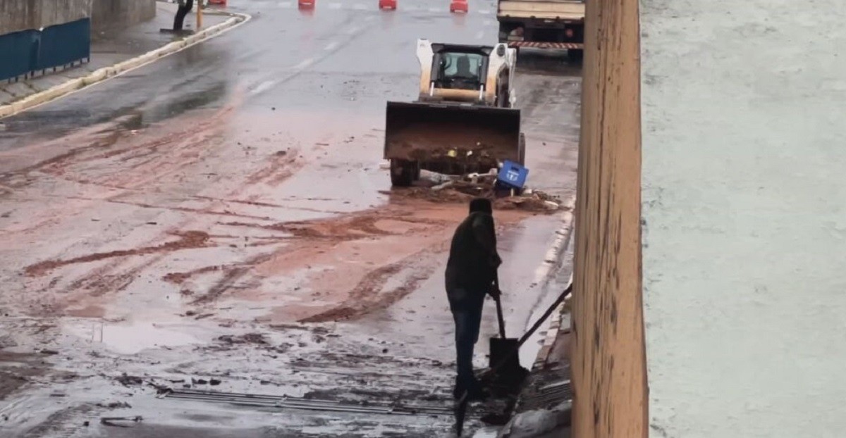 Chuva de quase 80 mm provoca  alagamentos e arrasta moto em avenidas de Bauru