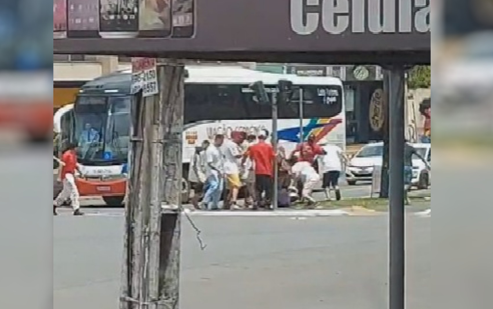 VÍDEO: Torcedores do Vila Nova agridem motociclista no dia do clássico contra o Goiás, diz polícia 