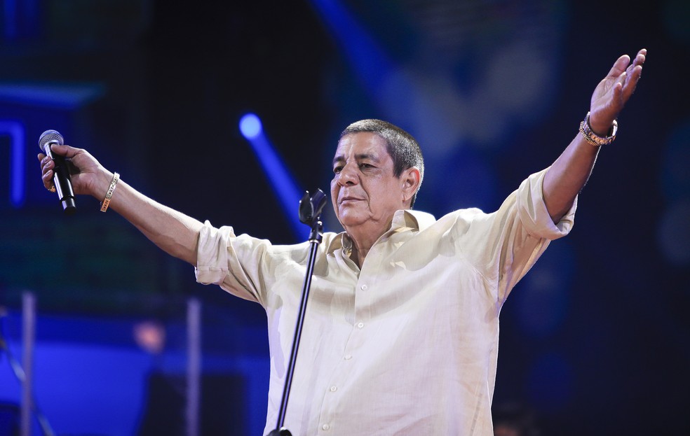 Zeca Pagodinho no palco do estádio carioca Engenhão em que gravou o show ora editado em LP duplo — Foto: Leo Aversa / Divulgação